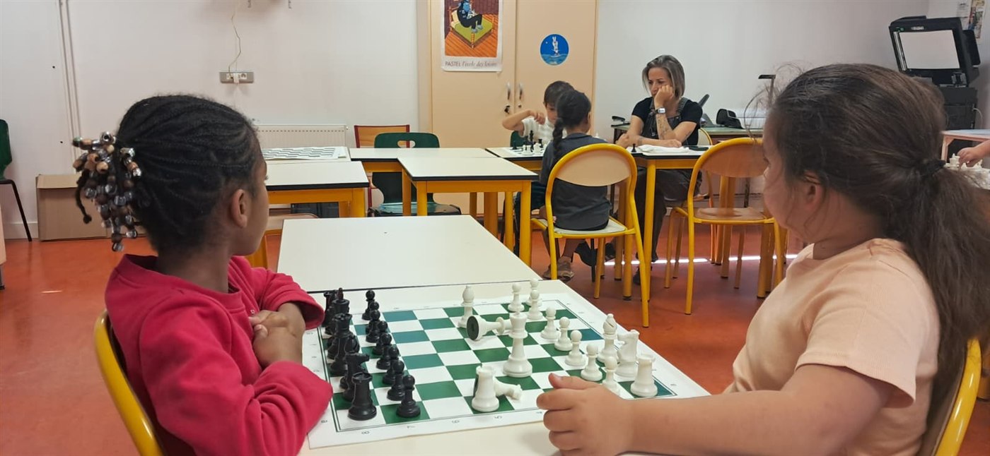 Deux élèves en pleine partie d'échecs