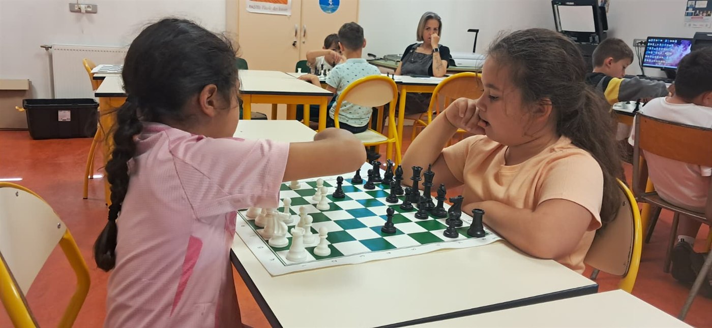 Élèves concentrés sur leur partie d'échecs en classe