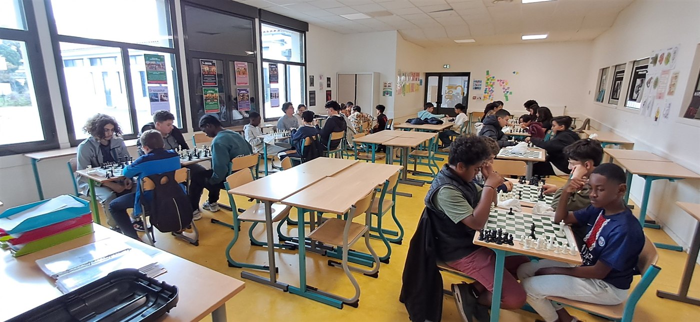 Salle pleine d'élèves en cours d'échecs parascolaire