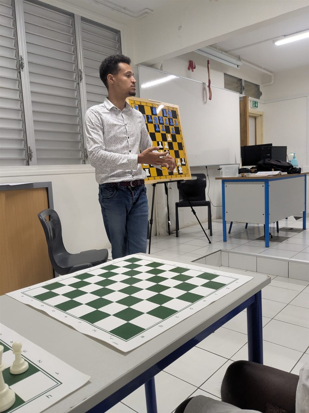 Samuel Alcindor présente une position au tableau d'échecs